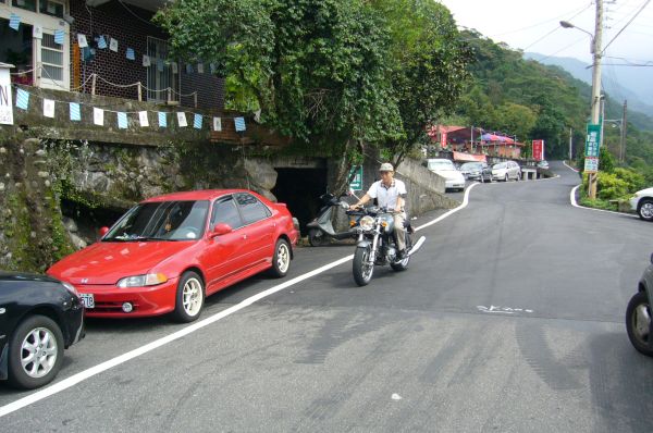 孫大隊長騎 Ducati , 店家在左上方 門口吊著小旗子.jpg